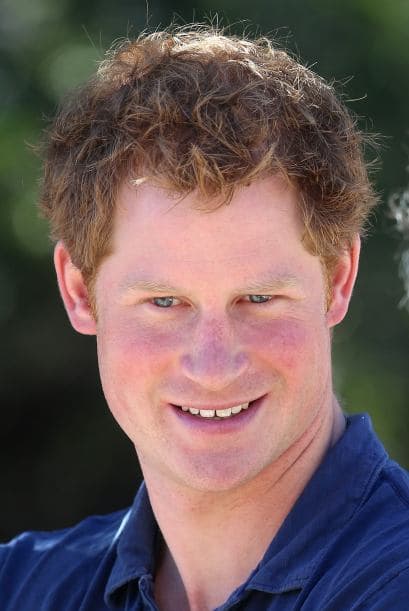 El hijo menor de la fallecida princesa Diana visitó niños discapacitados, bomberos y un jardín de niños en su primera visita al país sudamericano.