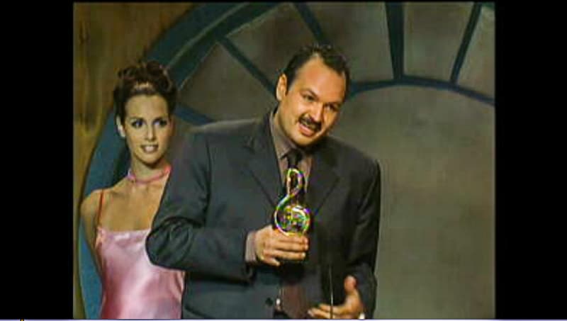 Pepe Aguilar fue el Artista Masculino del Año en la categoría Regional Mexicana y ganó también el premio Álbum del Año en el mismo departamento por su disco 'Por una mujer bonita', lanzado en octubre de 1999 y el cual consagró su carrera artística.