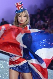 La rubia fue nombrada como la Artista del Año 2014 por el número de discos vendidos en formato original y digital.