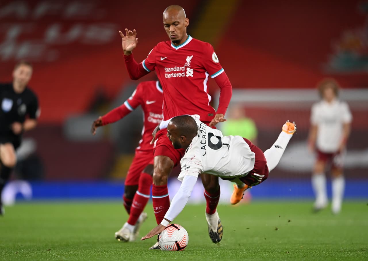 El Arsenal inicia con desesperación, pues las tarjetas están cayendo