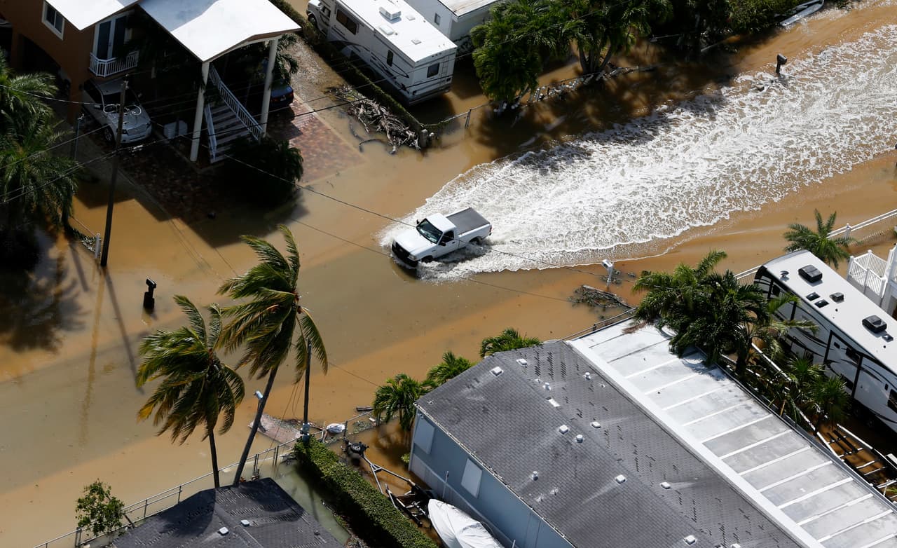 El ojo de este descomunal huracán tenía un tamaño mayor que el conjunto de todas estas islas. Una camioneta avanza en medio de una calle inundada en Key Largo.