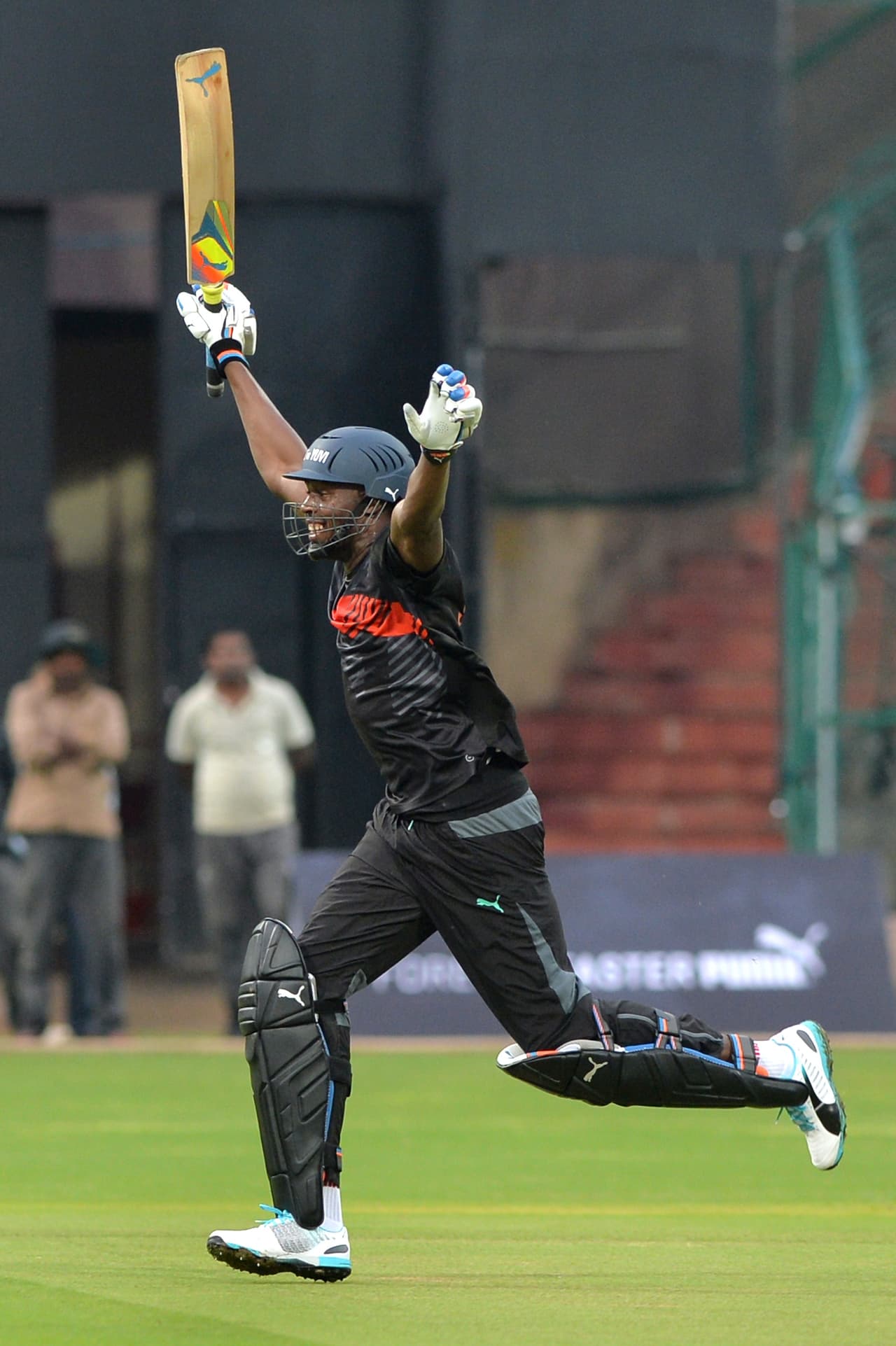 Aunque la temporada de 2014 no la pudo correr completa por algunas lesiones, tuvo tiempo de divertirse haciendo deportes, como en este partido de cricket que jugó en India ese año.
