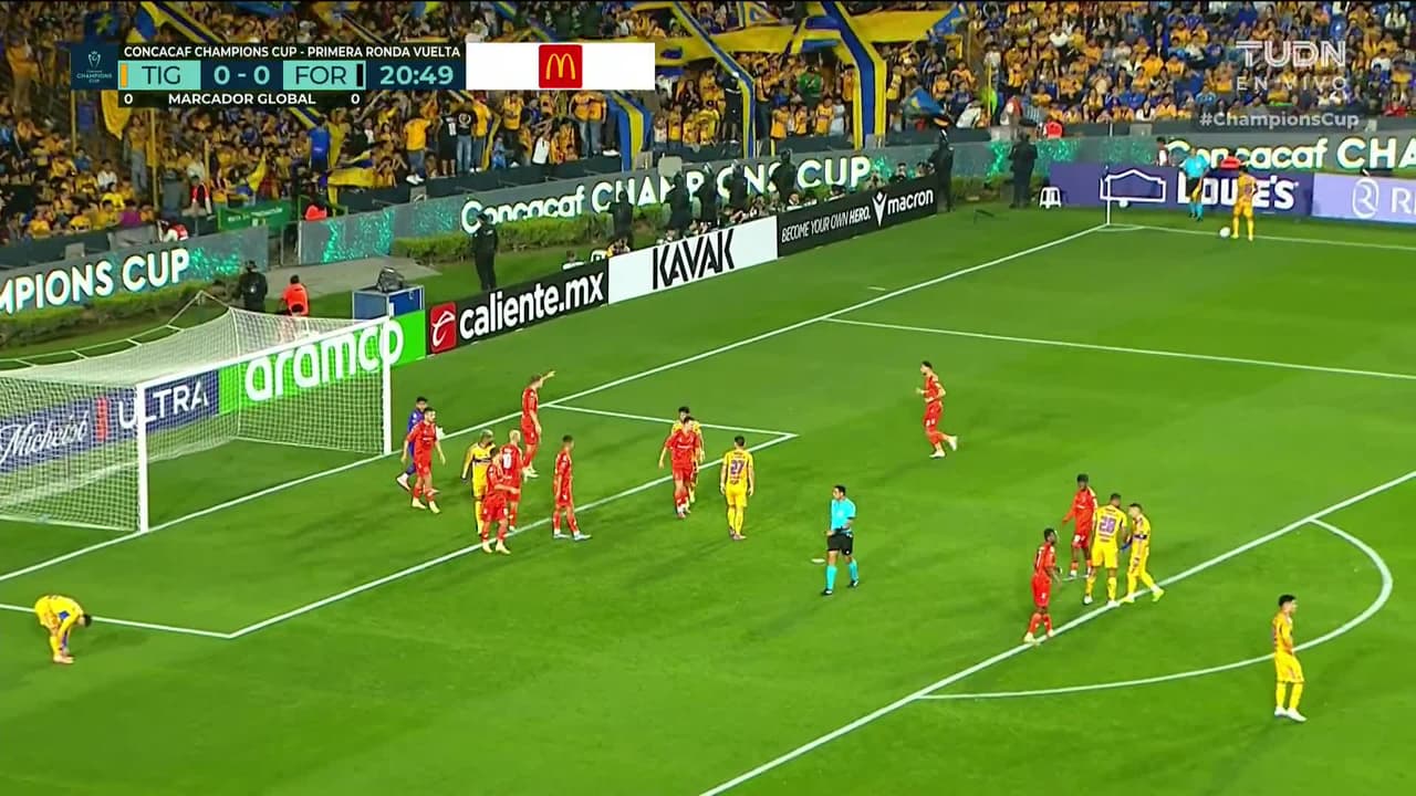 ¡GOL!  anota para Tigres. Rodrigo Aguirre