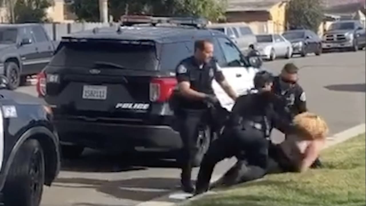 Un policía golpea dos veces el rostro a una mujer hispana durante su arresto