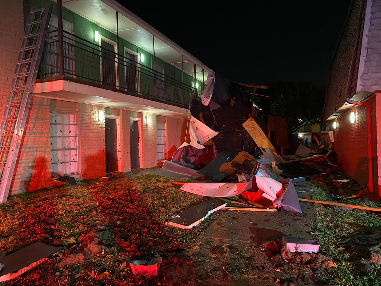 El Departamento de Bomberos de Arlington dijo a Noticias 23 que al menos 75 familias se quedaron sin un hogar donde vivir.
<br>