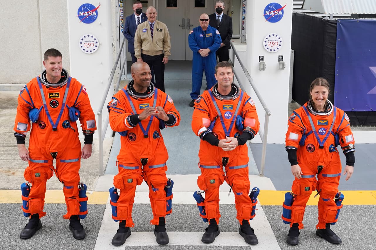 Los astronautas que tripularon la nave espacial Orion son el comandante Reid Wiseman, el piloto Victor Glover (primer astronauta negro en una misión lunar), la especialista Christina Koch (primera mujer en el espacio profundo) y Jeremy Hansen de la CSA (AP Photo/John Raoux).