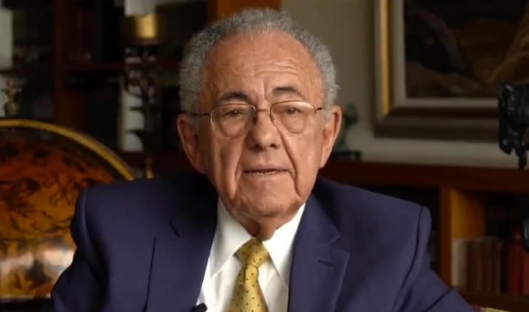 <b>SECRETARÍA DE COMUNICACIONES Y TRANSPORTES:</b> Estará encabezada por
<b> Javier Jiménez Espriú</b>, ingeniero mecánico-electricista en la Facultad de Ingeniería de la UNAM. Encabezará dos proyectos en el sureste del país: una red carretera en el Istmo de Tehuantepec y la construcción de un tren que vaya de la zona turística de Cancún a Bacalar y Palenque. Sin embargo, uno de los grandes retos que tiene es echar a andar cualquier decisión que López Obrador tome sobre el 
<a href="https://www.univision.com/noticias/elecciones-mexico-2018/por-que-la-construccion-de-un-nuevo-aeropuerto-se-ha-convertido-en-el-tema-central-de-las-elecciones-presidenciales-en-mexico">nuevo aeropuerto cerca de la Ciudad de México</a>. El proyecto puede concesionarse, cancelarse o incluso mantenerse bajo los términos actuales, con una parte de inversión pública.