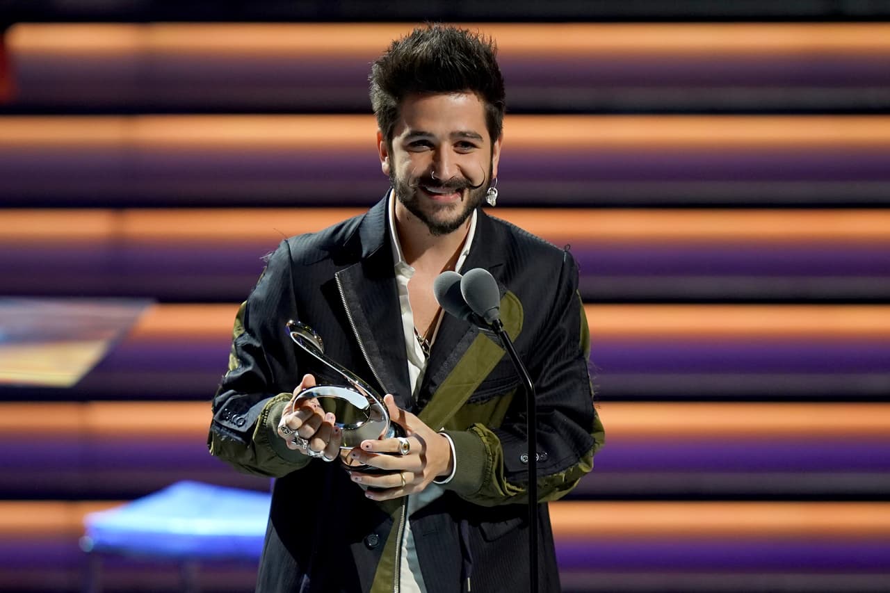 Camilo Echeverry cerró el show al pasar frente al público para recibir el premio a Álbum Del Año - Pop, por su producción discográfica 'Por Primera Vez'.