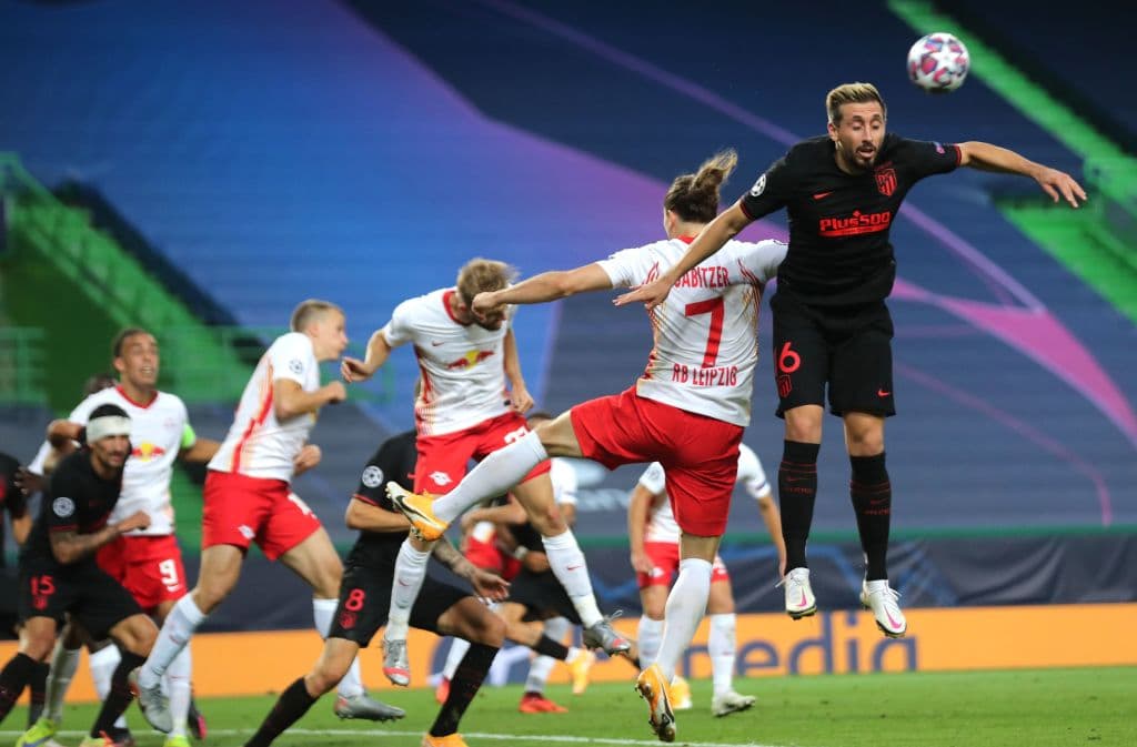 La únicas llegadas de peligro del Leipzig son desde el balón parado, pero la defenesa del Atlético hace bien su trabajo