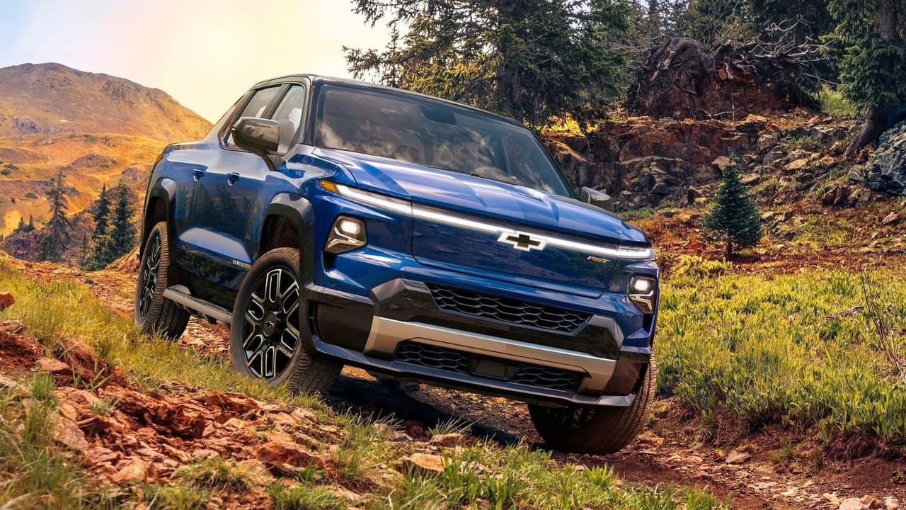 La nueva Chevrolet Silverado EV estará disponible a partir de 2023 en dos configuraciones diferentes: RST First Edition de 105,000 dólares y una versión de trabajo / uso comercial de 39,900 dólares.