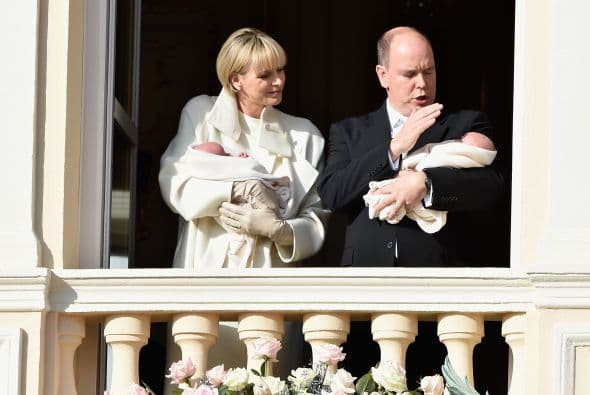 El príncipe de Mónaco cuidará con capa y espada de sus pequeños. ¡Miren como cubría a uno de ellos de los rayos del sol!