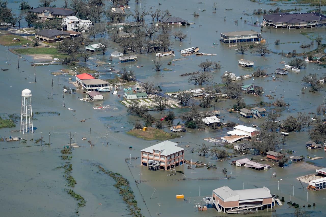 La tormenta entró por las zonas bajas de Louisiana y castigó Lake Charles, una ciudad industrial y de casinos de 80,000 habitantes.