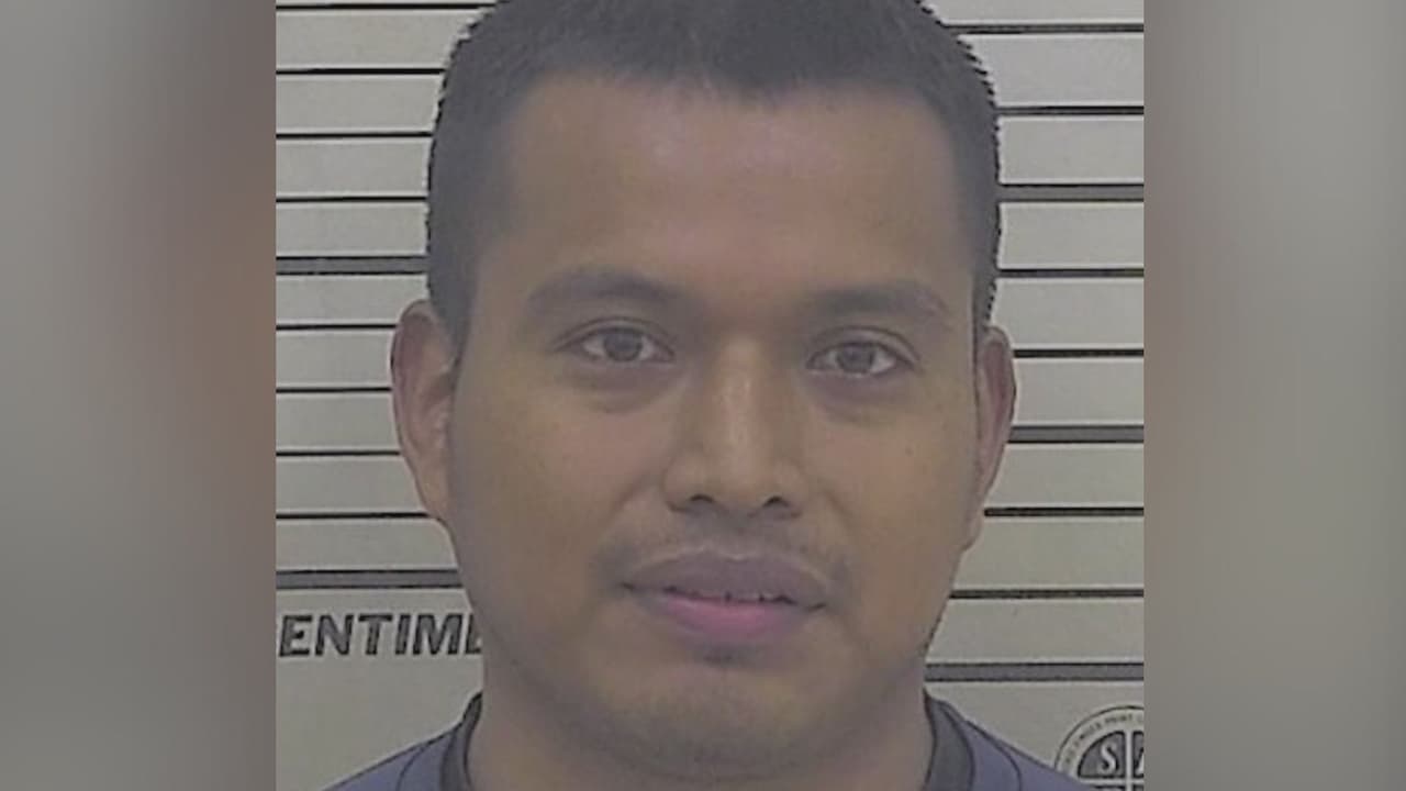 Arrestan a hombre acusado de azotar a su hijo con un cable de cargador de celular