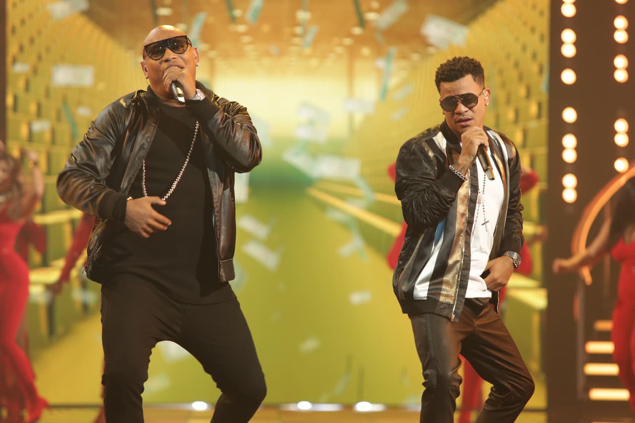 Las chicas salieron al escenario.