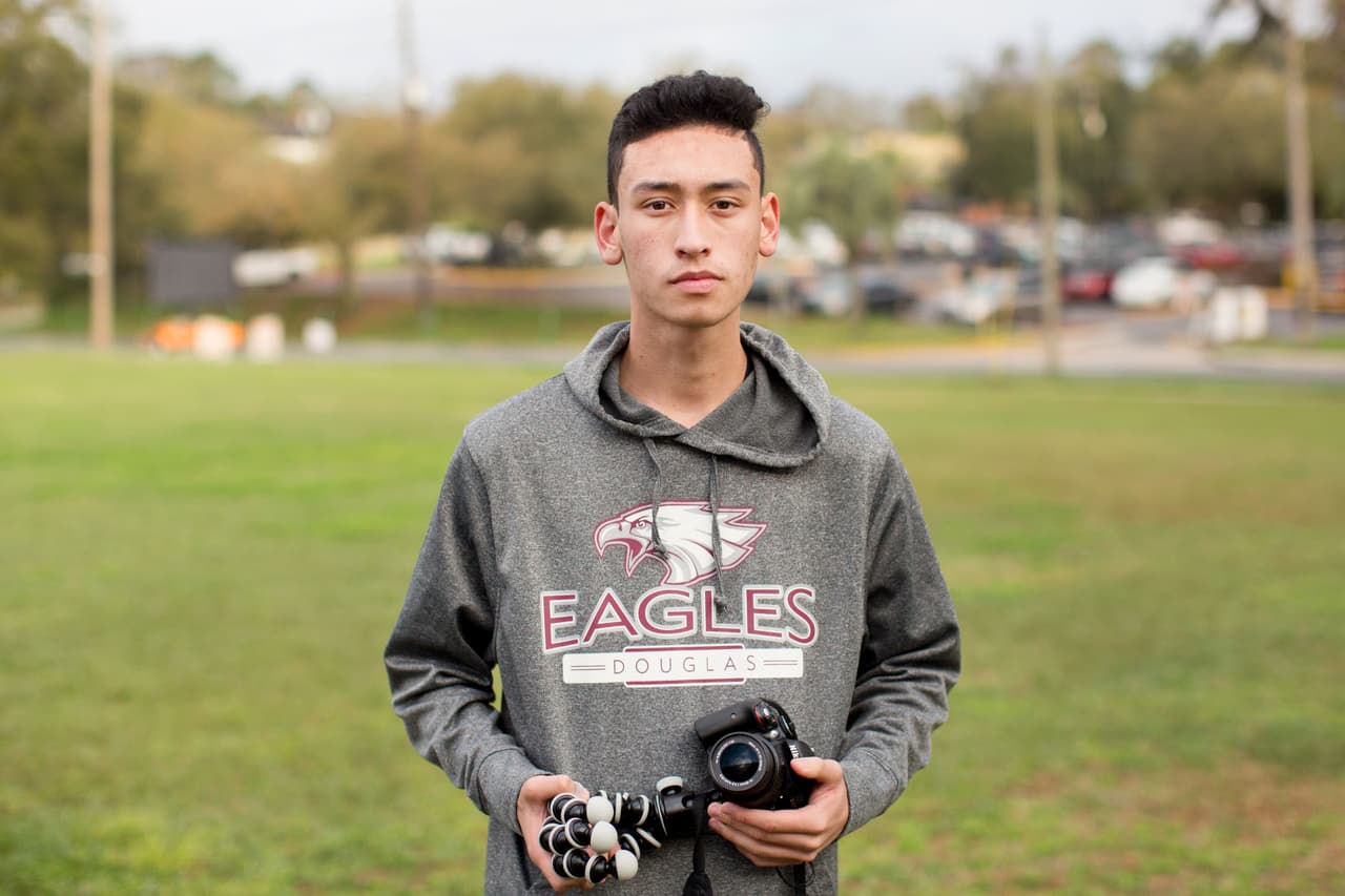 <b>Carlos Rodriguez </b>recorrió el Capitolio estatal con su cámara para registrar y publicar en su canal de Youtube los encuentros entre sus compañeros y los legisladores del estado. “Pelearemos por el cambio para que nunca más ocurra un tiroteo escolar”, aseguró antes de entrar a la Legislatura. Tiene 17 años,
<b> </b>llegó de Venezuela a Florida en 2009 y es conocido como el bloguero de la secundaria Marjory Stoneman Douglas. En el momento del ataque estaba confundido en el pasillo de la escuela entre el ruido de las balas y la alarma de incendio. "De pronto el maestro Porter me empujó dentro de la oficina administrativa, me salvó la vida”. Un video en que daba las gracias al maestro se convirtió en viral.