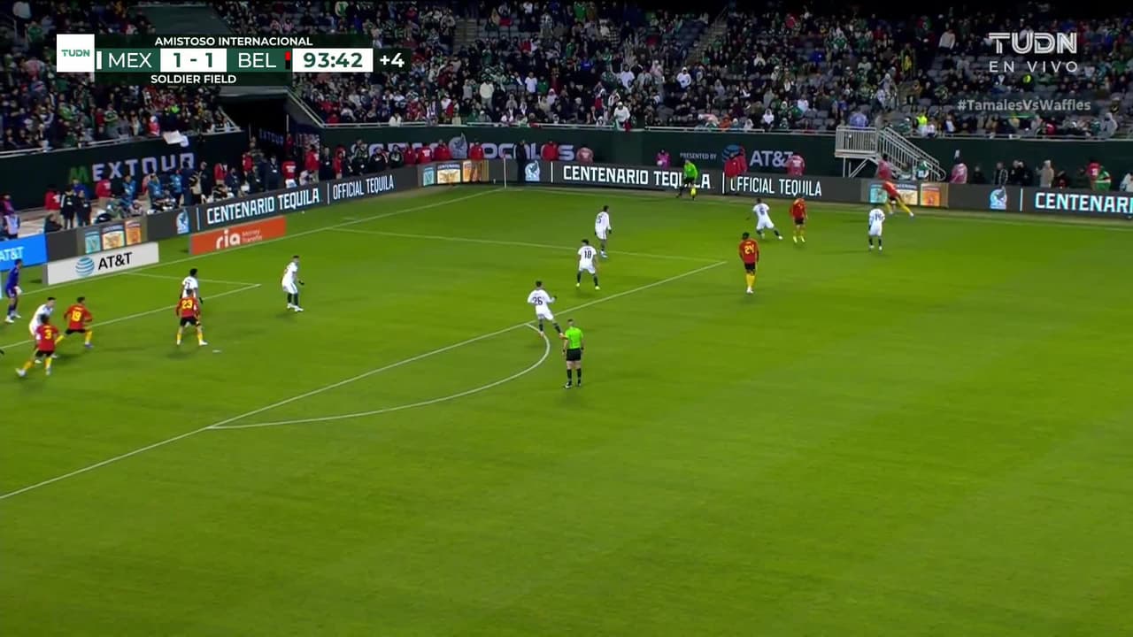 ¡TIRO ATAJADO! disparo por Jérémy Doku.