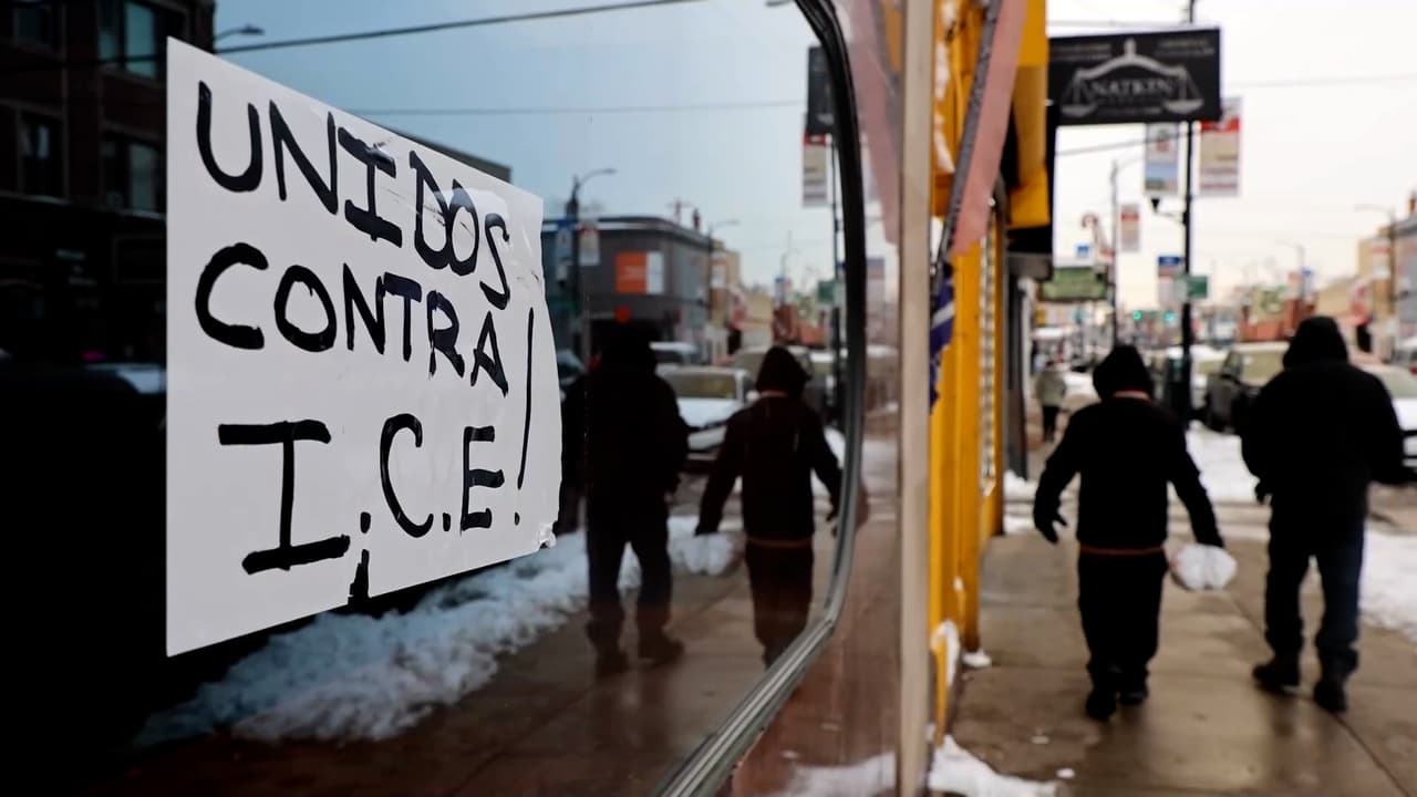 “Ya no se ven familias en la calle”: redadas de ICE hunden los negocios de La Villita en plena Navidad