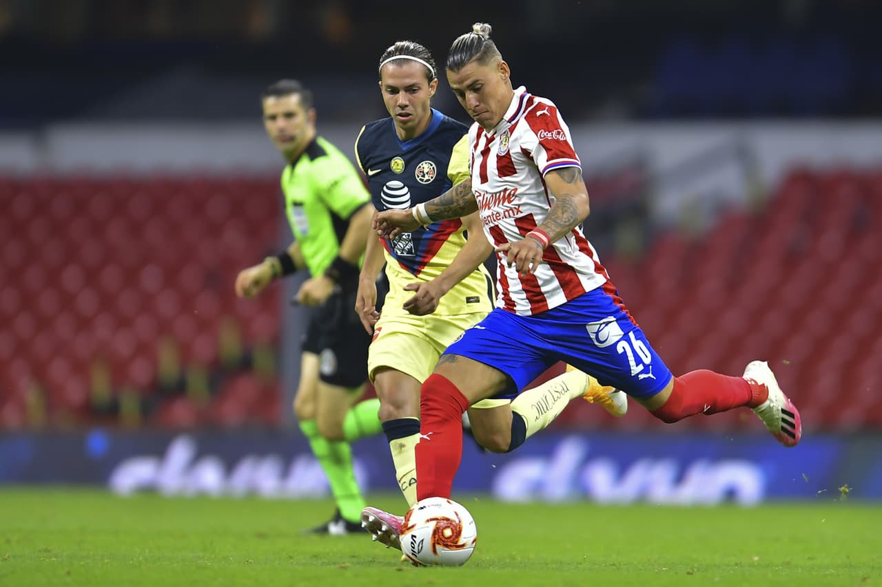 Tras el gol, Chivas atacaba y América aprovechaba los contragolpes.