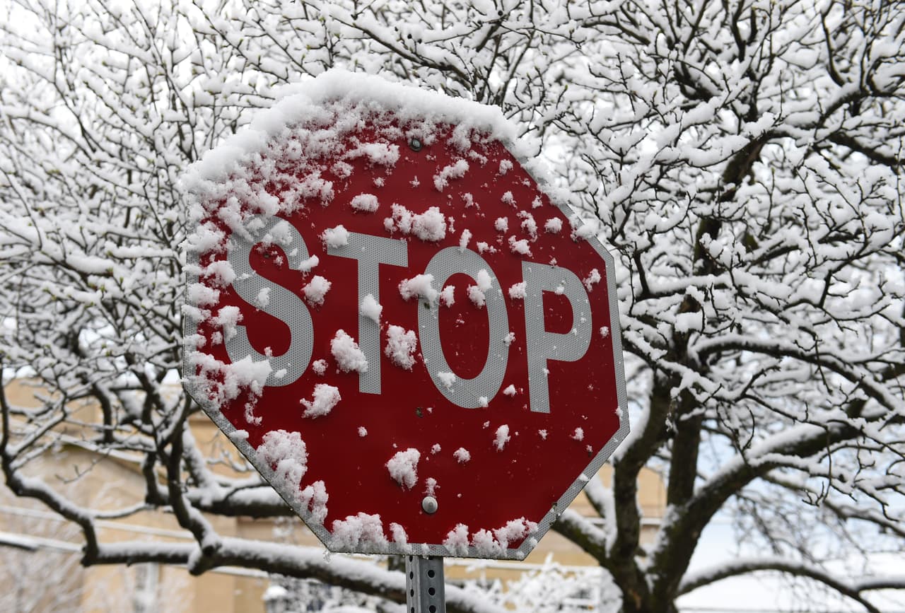 Nieve en una señal de tránsito en Greenwich, Connecticut.