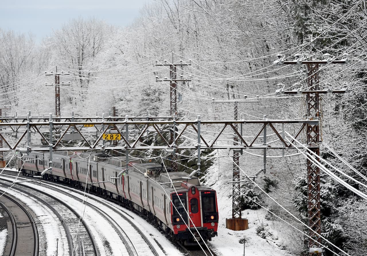 La nieve cae en New Haven, en la línea de tren del Norte en Greenwich, Connecticut.