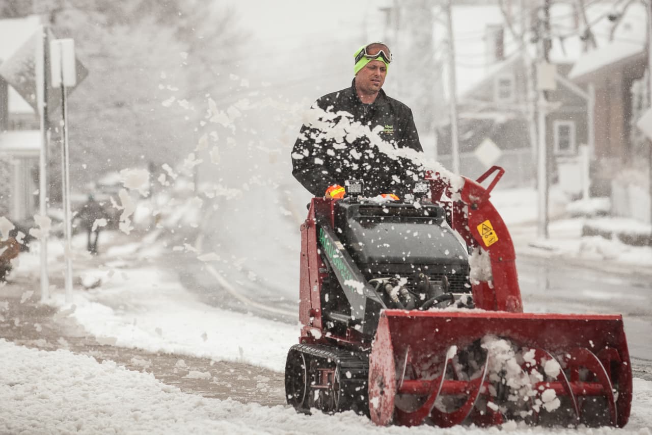 Shawn Peters despeja la nieve de la acera, en Plymouth, Massachusetts.