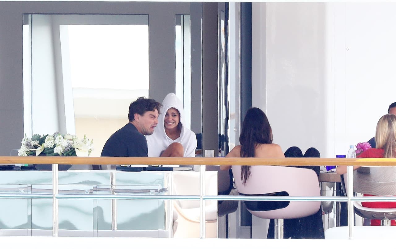 Durante este desayuno Leonardo le regaló a Camila un lujoso collar.