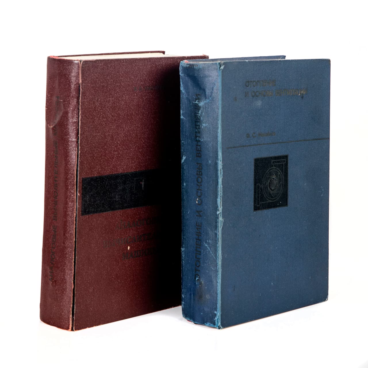 La agencia soviética utilizó herramientas de vanguardia y métodos despiadados para monitorear a la perfección las vidas de los ciudadanos y mantenerlos en constante temor a las repercusiones de cualquier comportamiento subversivo. Aunque parecían normales, estos libros eran utilizados por los agentes de la KGB para tomar fotografías.