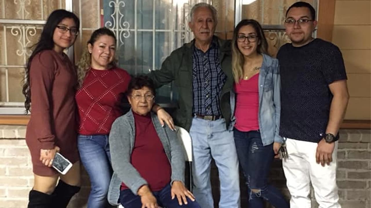 <b>Elya Montalvo escribe: </b>Lo más bello que uno puede tener, nuestros abuelos. Siempre al pendiente de todos sus nietos y bisnietos dándonos sus consejos; que uno atesora por el resto de nuestras vidas, son un Amor. 🥰🙏🥰