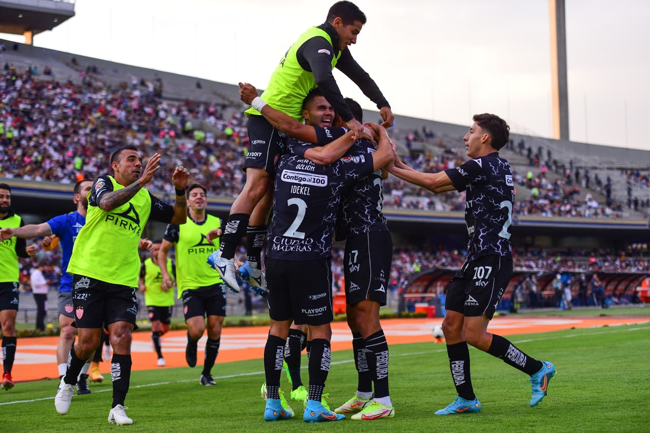 Eva Longoria no se cansa de 'presumir' a su Necaxa