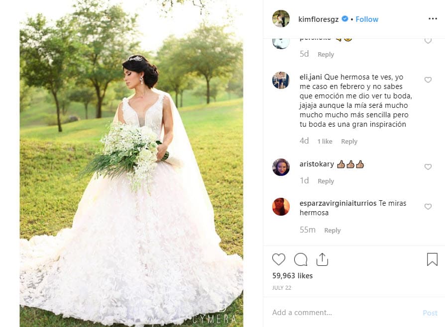 El que eligió para la ceremonia religiosa tenía una cola de 7 metros (23 pies) y pesaba 25 kilos (55 libras), pues estaba cubierto por 12,000 cristales Swarovski.
<br>