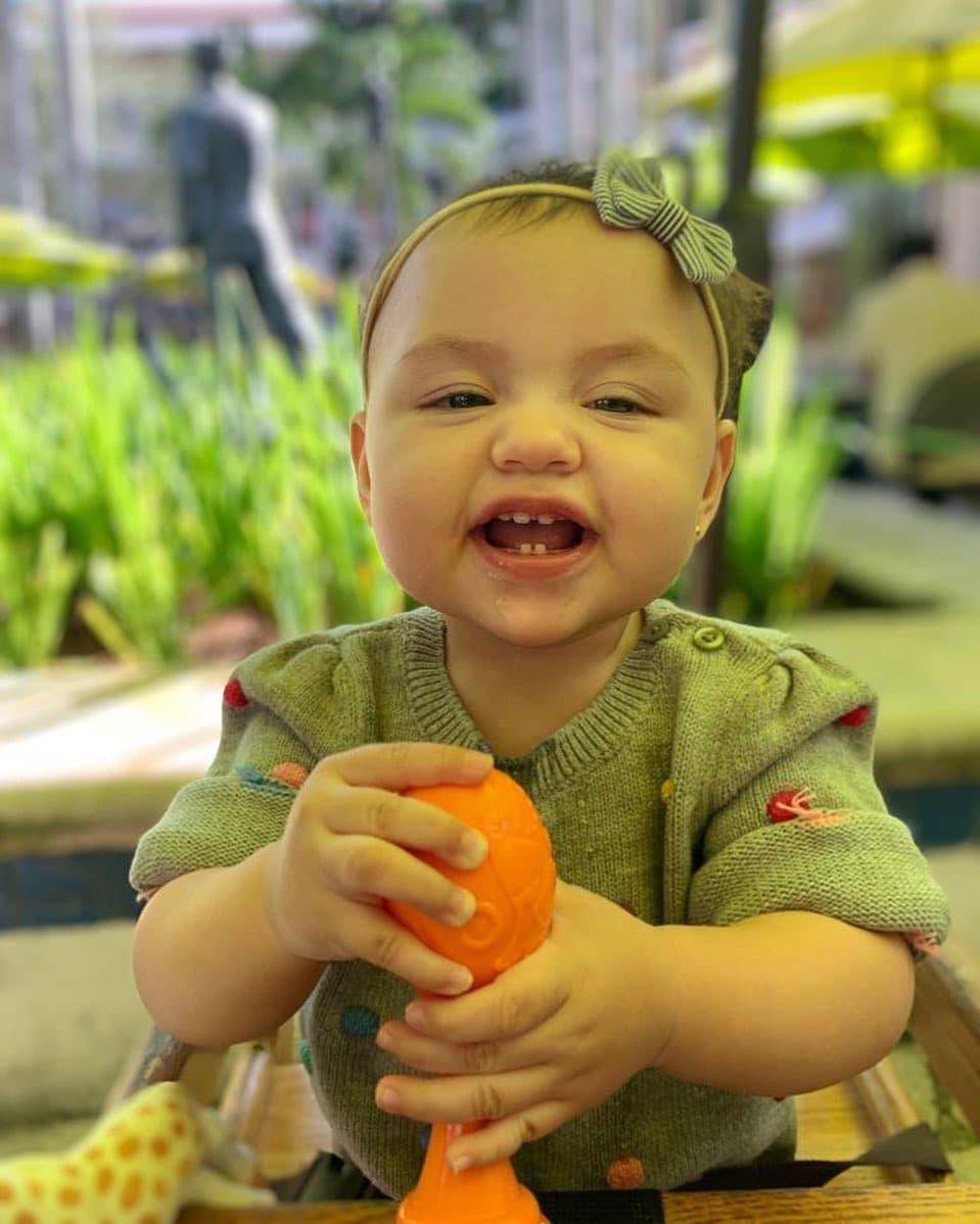 La bebé de Caro ahora tiene 10 meses, y aunque el tiempo pasa volando sus papás gozan su presencia, sus risas y juegos.