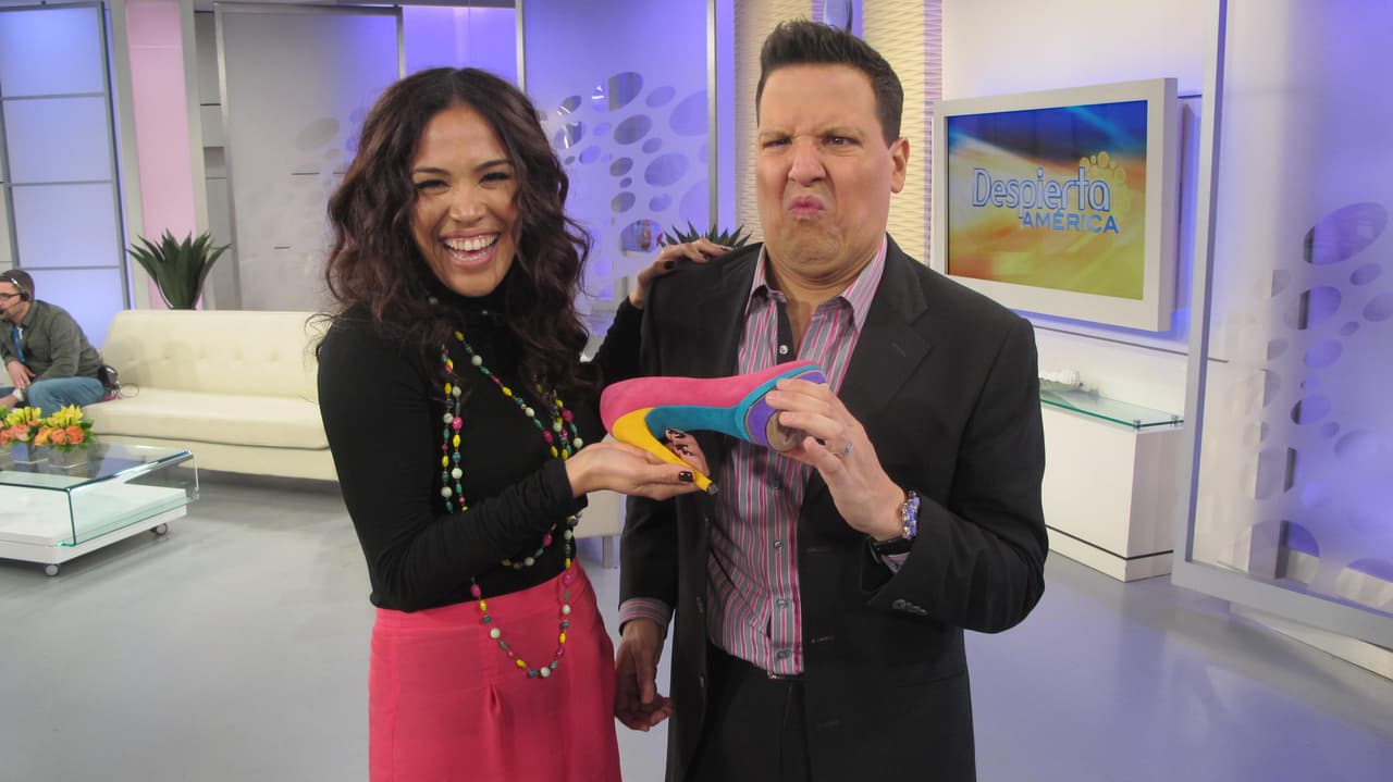 Karla Martínez muy divertida con las ocurrencias de Raúl González.