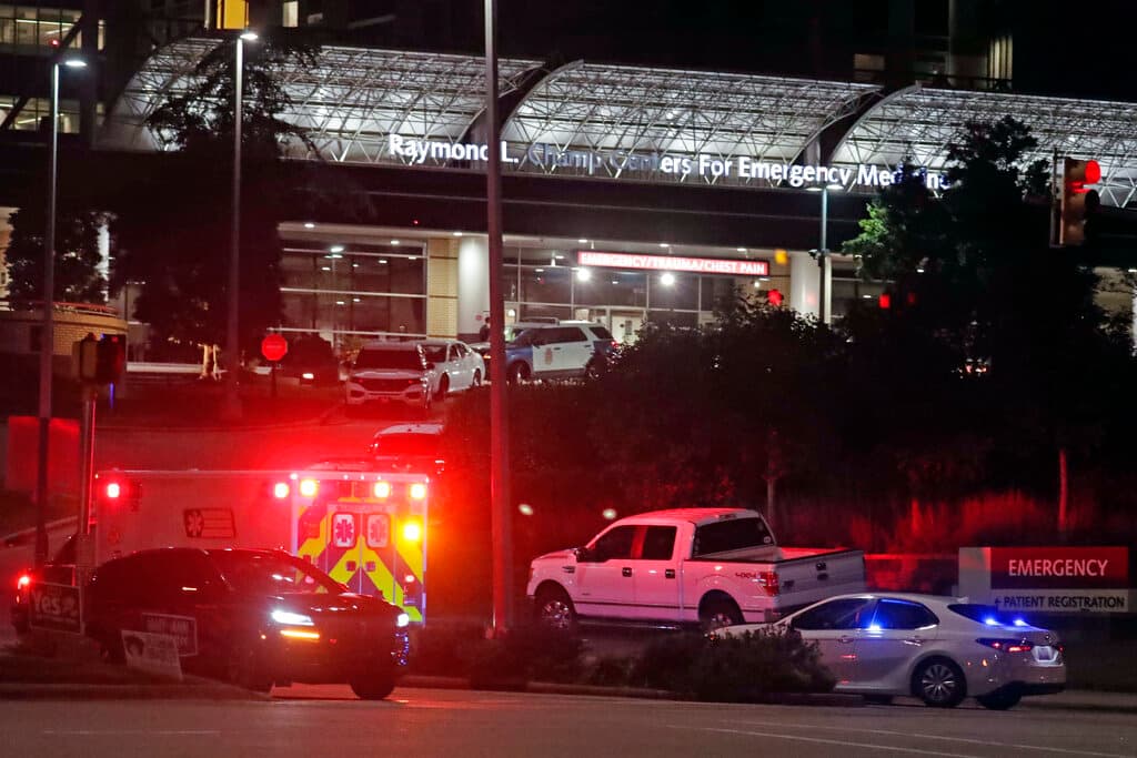 Imagen de las afueras de la sala de emergencias de Wake Med, luego de un tiroteo en Raleigh, Carolina del Norte, el jueves 13 de octubre de 2022.