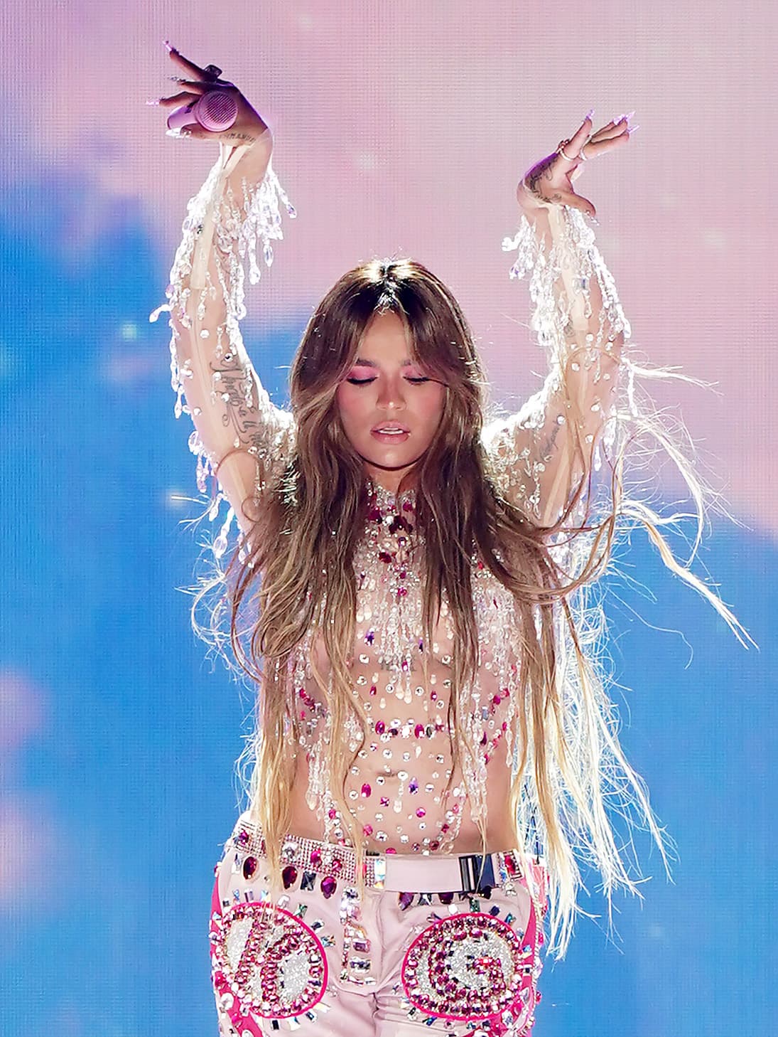 "Todo el mundo tiene una opinión, pero sigue solo la que te hace feliz a ti. Tal vez, eso diferente que tienes en tu mente, te haga sobresalir ante los demás", consignó la intérprete de 'Ay Dios mío' y 'Bichota', entre otros éxitos.