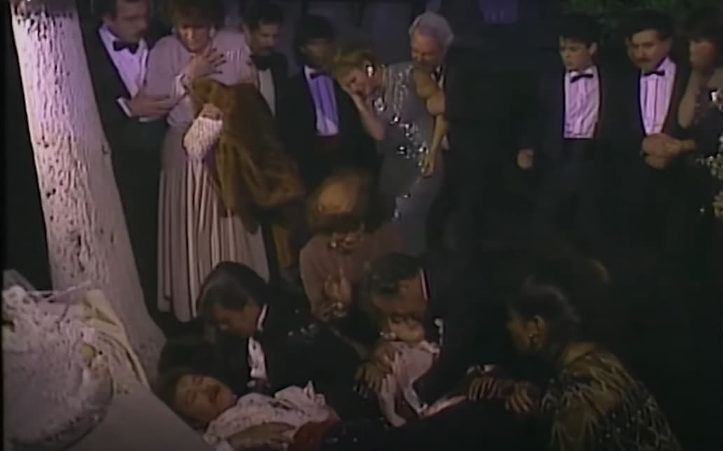 Todo por culpa de la enfermiza obsesión que Mercedes tenía con su propio hermano, así que sentía celos al verlo feliz con otra mujer. Por ello, decidió asesinar a los novios el día de su boda.