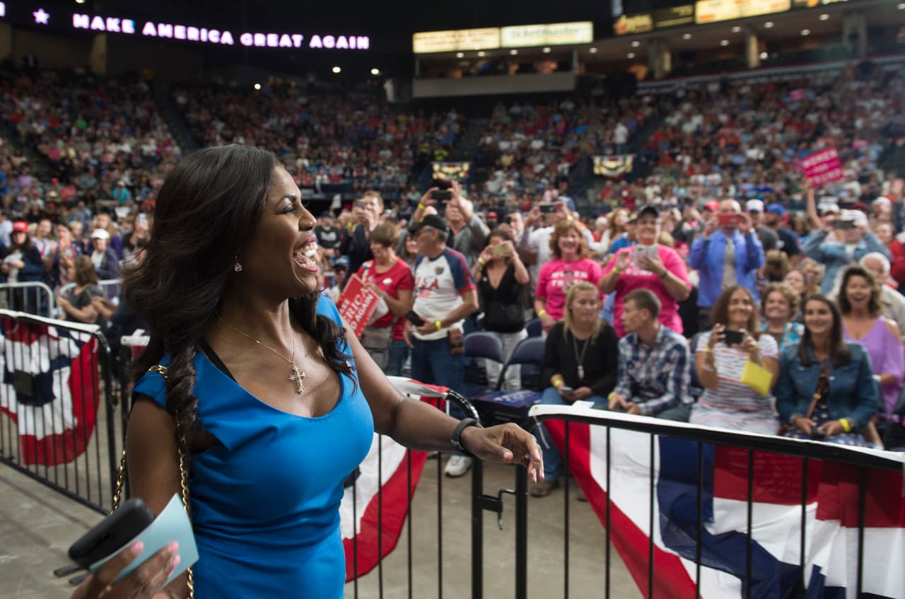 Las grabaciones que publicó la ex funcionaria podrían no ser las únicas. Según insinuó, existen otras. "Hay una gran cantidad de corrupción que está pasando en la Casa Blanca y voy a hacerlo público". La fotografía de julio de 2017 muestra a Omarosa cuando acompañó al presidente al mitin político realizado después de ser elegido en Youngstown, Ohio, su ciudad natal.