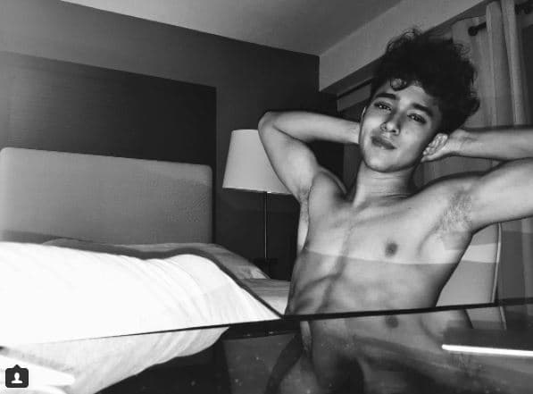 Joel Pimentel tiene acostumbrados a sus seguidores con fotos en las que deja ver su abdomen bien trabajado.