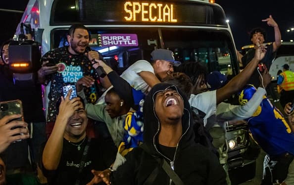 La euforia fue incontenible tras el histórico triunfo del equipo de
<a href="https://www.univision.com/local/los-angeles-kmex/esto-es-historico-fanaticos-de-los-rams-ya-estan-en-las-calles-de-los-angeles-celebrando-el-super-bowl-video" target="_blank">Los Rams. </a>