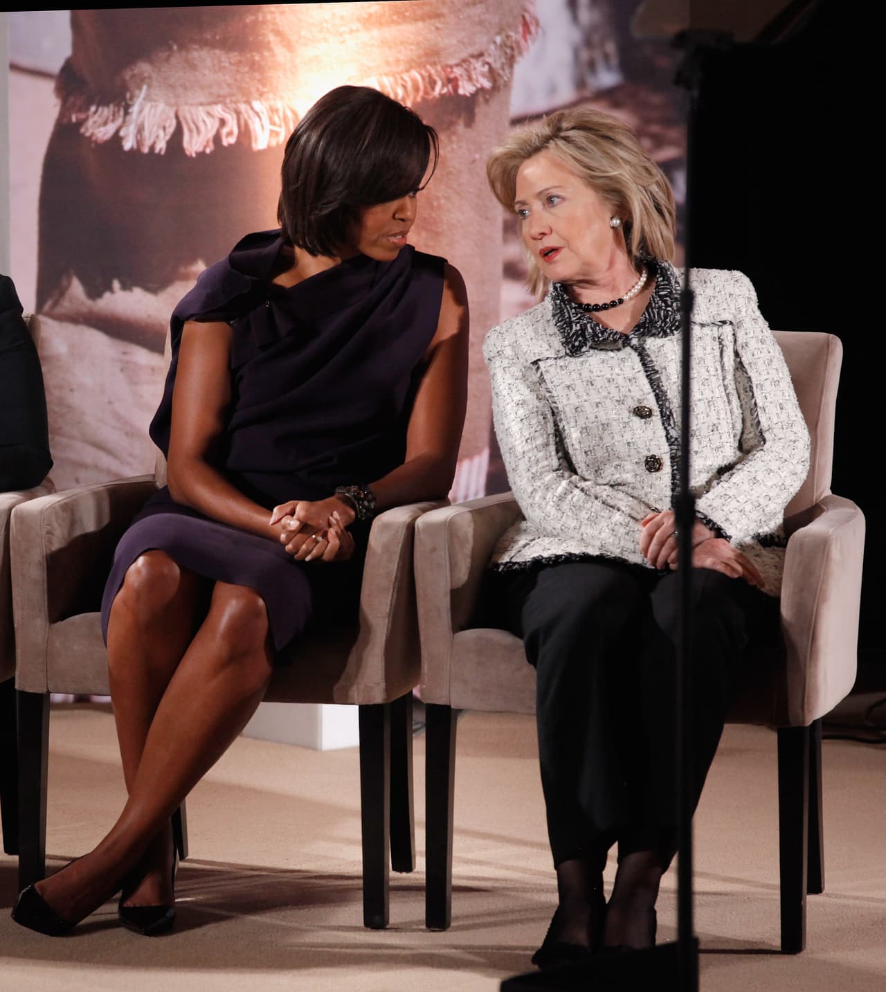 Año tras año, Michelle Obama y Hillary Clinton se dieron una cita en la cremonia que celebraba a las mujeres valientes de Estados Unidos. En esta foto, tomada en 2011, quedaron resumidas sus apuestas de estilo. Las dos políticas, sin embargo, no eran cercanas, los ataques iniciales que hizo Hillary a la campaña de Barack Obama, mofándose de los ideales de cambio y esperanza de los que hablaba, parecían aún no ser cosa del pasado.