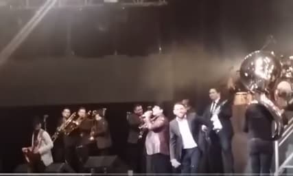 Ambos cantantes cuentan con cientos de seguidores tapatíos y, por lo mismo, la canción que interpretaron fue de las más aplaudidas y coreadas en el segundo concierto del 'Rey de la Taquilla' en la llamada 'Perla tapatía'.