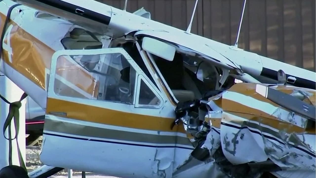Falla de motor provoca que una avioneta se estrelle en una autopista de California: Viajaban dos adultos y un niño