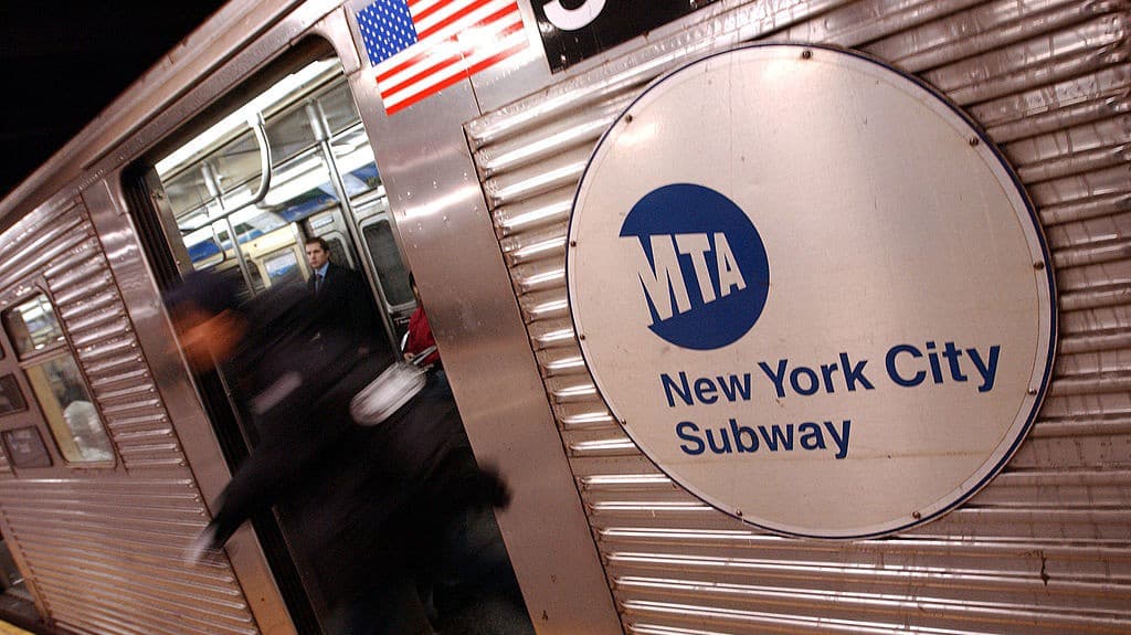Fin de semana violento en el subway de NY; muere un hombre tras serie de apuñalamientos