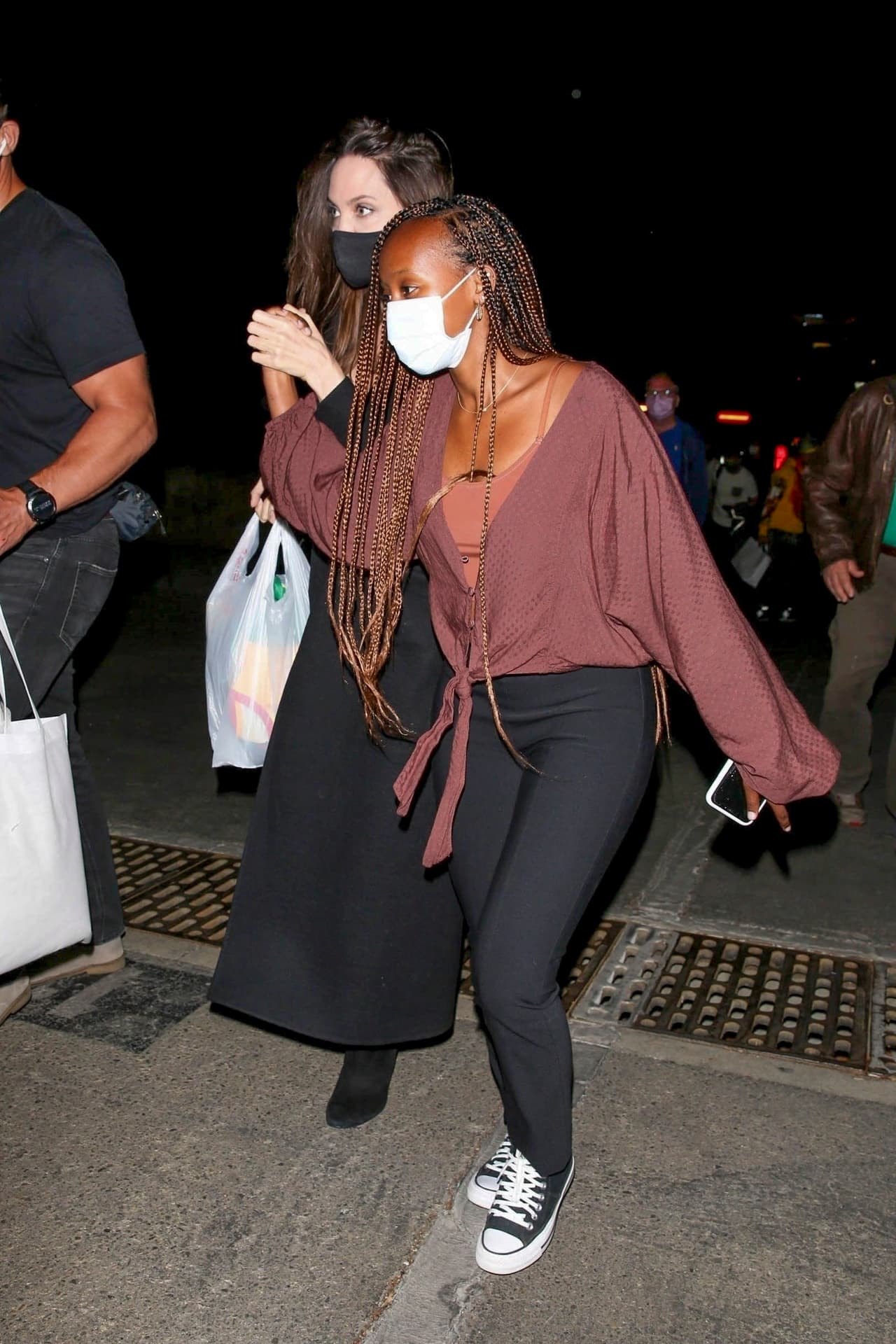 Fuera de las alfombras rojas Zahara viste con ropas tan juveniles como elegantes. Además sus fotografías delatan que sus colores favoritos parecen ser los neutros (un acierto fashionista porque combinan mejor entre sí).