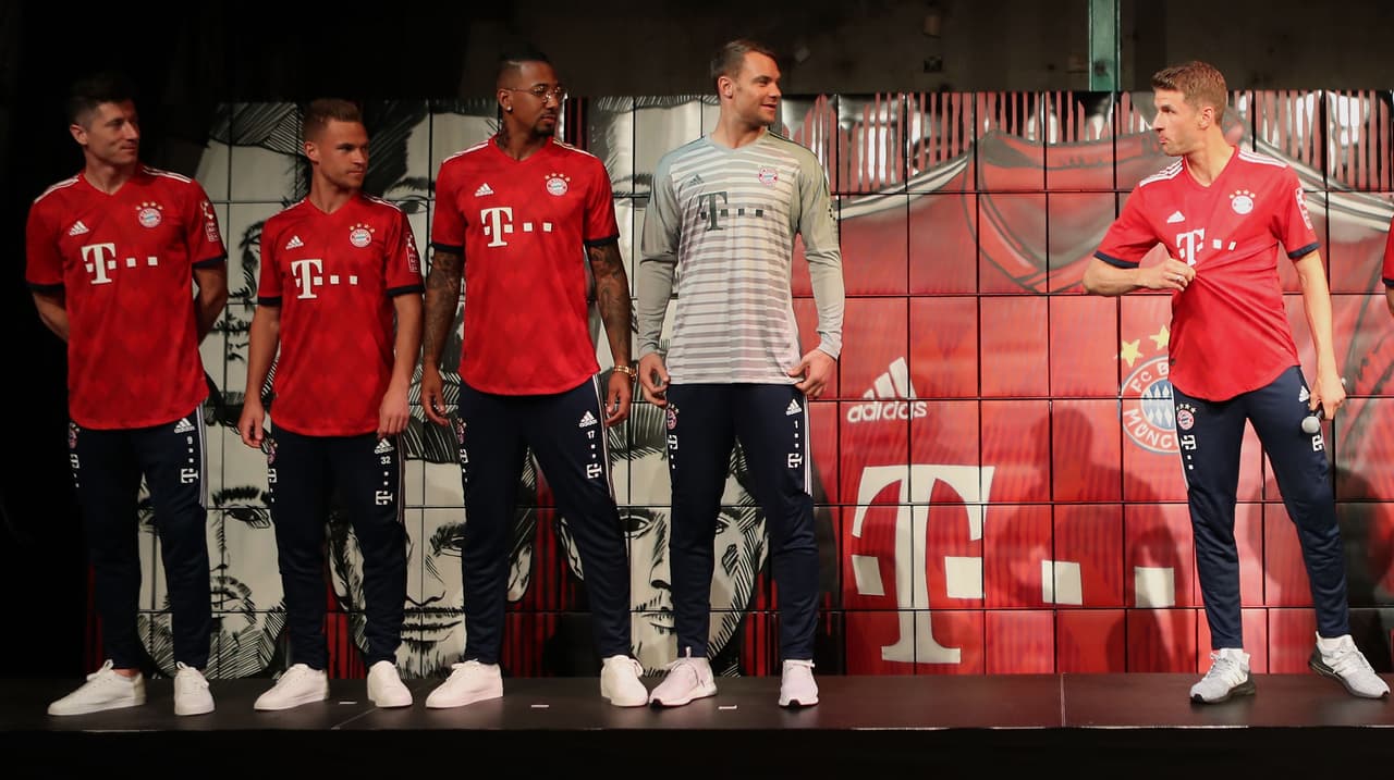 Este martes, en Múnich, el F.C. Bayern realizó la presentación de su nueva playera para la próxima temporada con varios de sus jugadores que son imagen de la reconocida marca alemana encargada de confeccionar sus uniformes. Este se estrenerá en el último juego de la Bundesliga ante el Stuttgart y se volverá a usar en la final de la DFB Pokal ante el Eintracht Frankfurt de Carlos Salcedo y Marco Fabián.