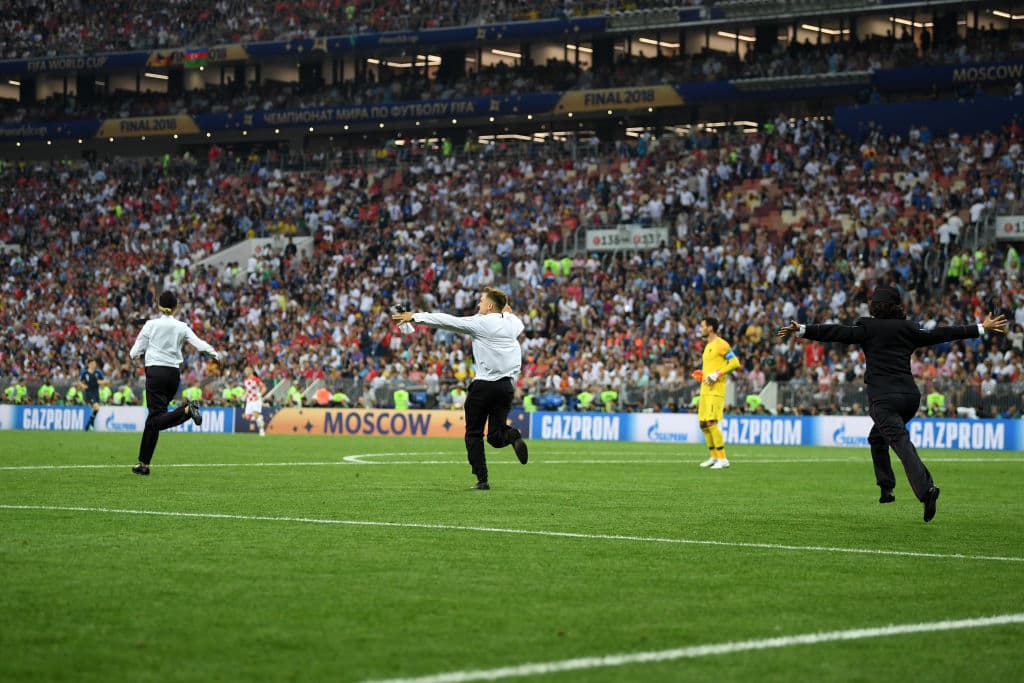 En fotos: La invasión de campo durante la final del Mundial, obra del grupo Pussy Riot