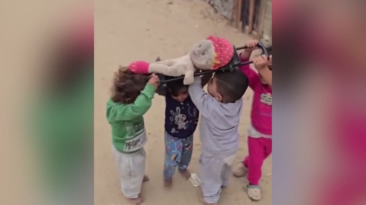 Inocencia en medio de una guerra: El video de niños en Gaza que "juegan" al funeral