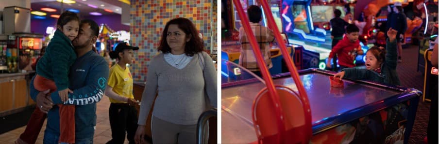 Alina Lazo juega con su papá y su mamá en la pizzería Peter Piper, en Houston. Debido a las preocupaciones por la contaminación del aire, la madre de Alina la mantiene dentro de casa lo más posible. “Pero obviamente yo quiero que ella salga, que pueda disfrutar (de) la naturaleza”, dice. “A ella le encanta salir a los parques”.
<br>