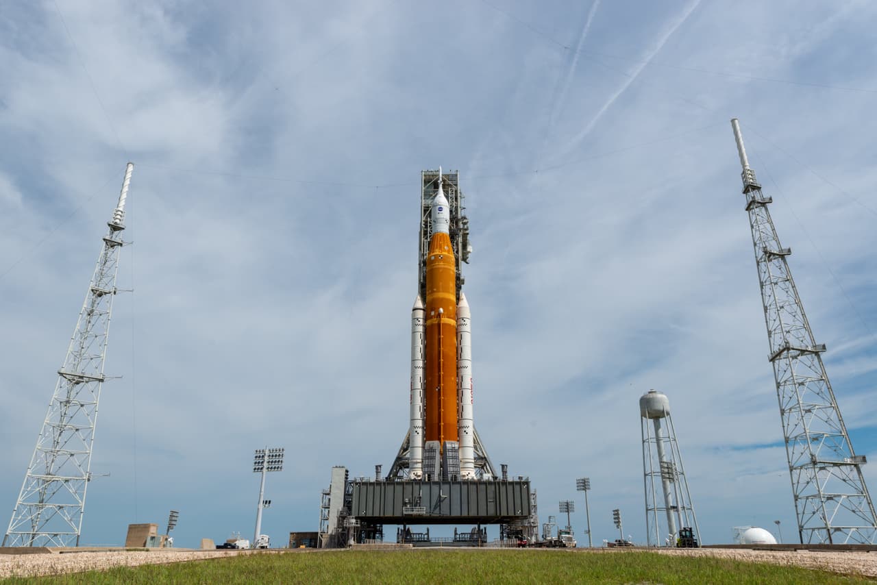 Aproximadamente 15,000 personas se reunieron en la costa espacial de Florida para presenciar el histórico lanzamiento de la misión lunar tras dos intentos fallidos este año por fugas de combustible.