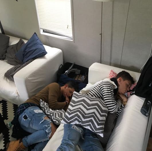 Cada momento de descanso es aprovechado por los chicos para tomar una siesta. No es para menos, su jornada es exhausta.