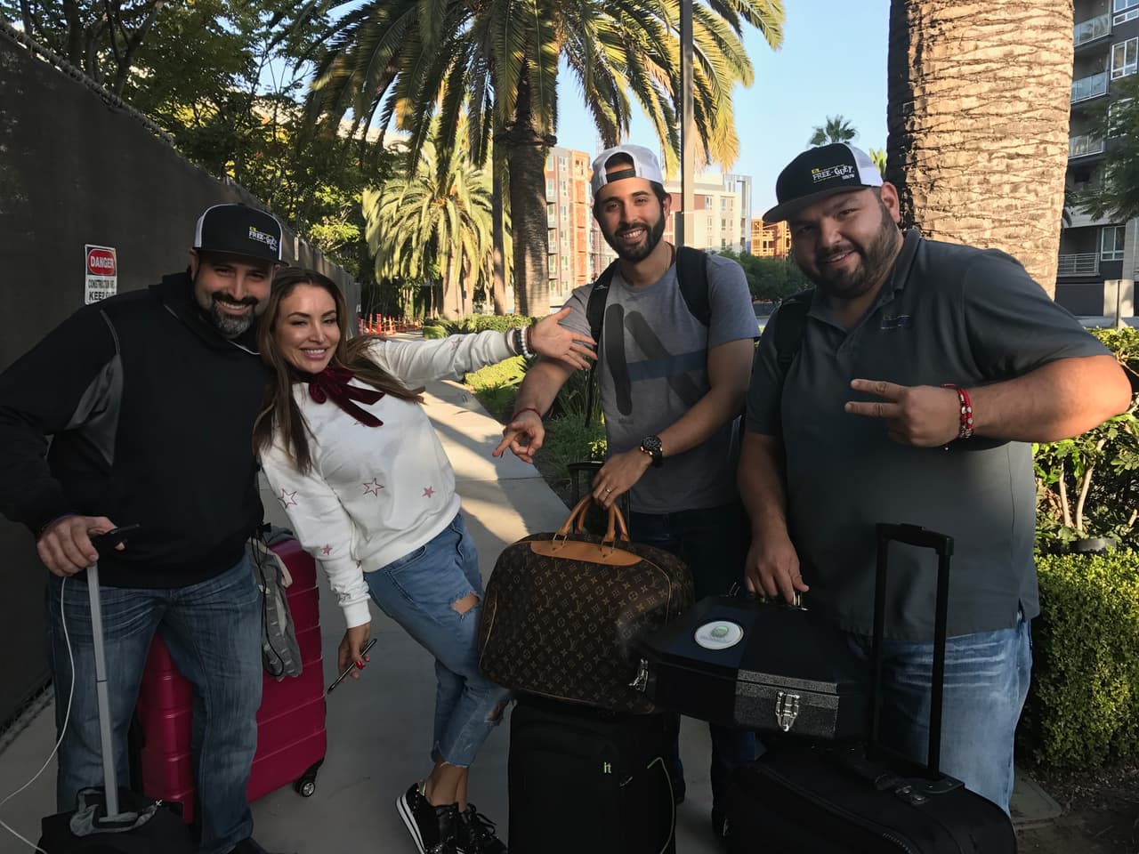 Un mes después, 
<b>La Bronca</b>, 
<b>El Tambochi</b>, 
<b>El Compa Ivan</b> y hasta su produtor, 
<b>El Morris</b>, se dirigieron a su primer destino juntos: el Área de la Bahía, lugar que vio crecer profesionalmente a nuestra 
<b>Bronquita</b>.